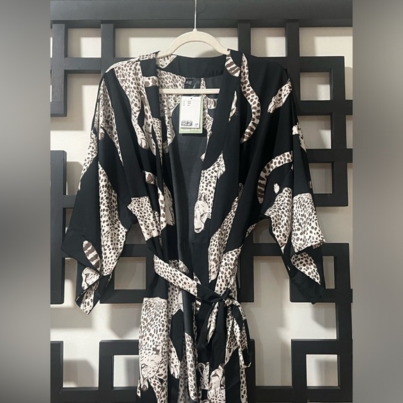 H&M Women’s Robe - Picture 2 of 3